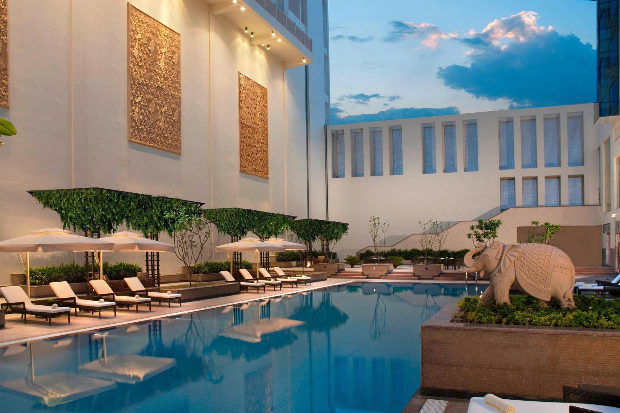 فندق جايبور ماريوت المظهر الخارجي الصورة The pool at the Taj Mahal Palace