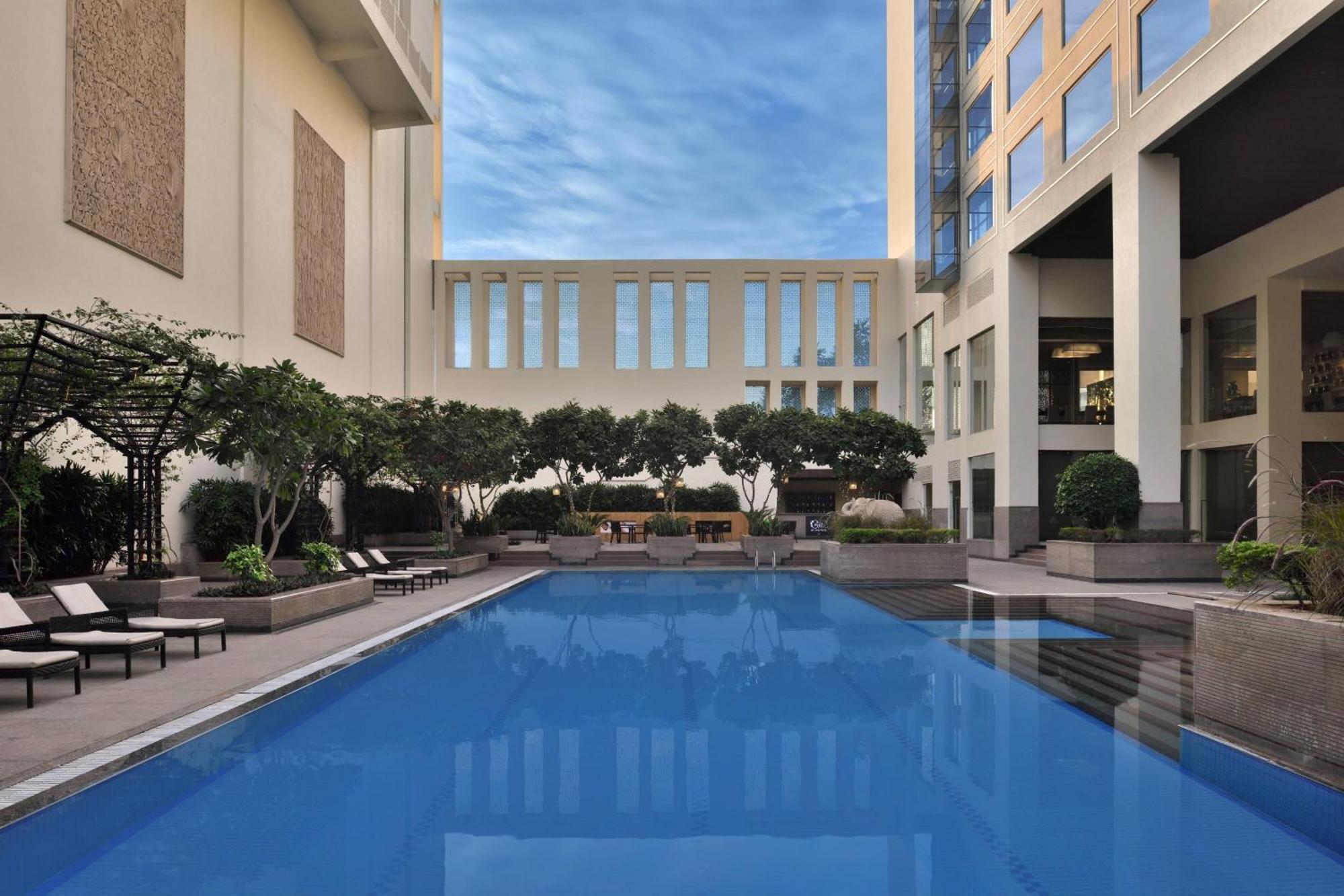 فندق جايبور ماريوت المظهر الخارجي الصورة The pool at the hotel