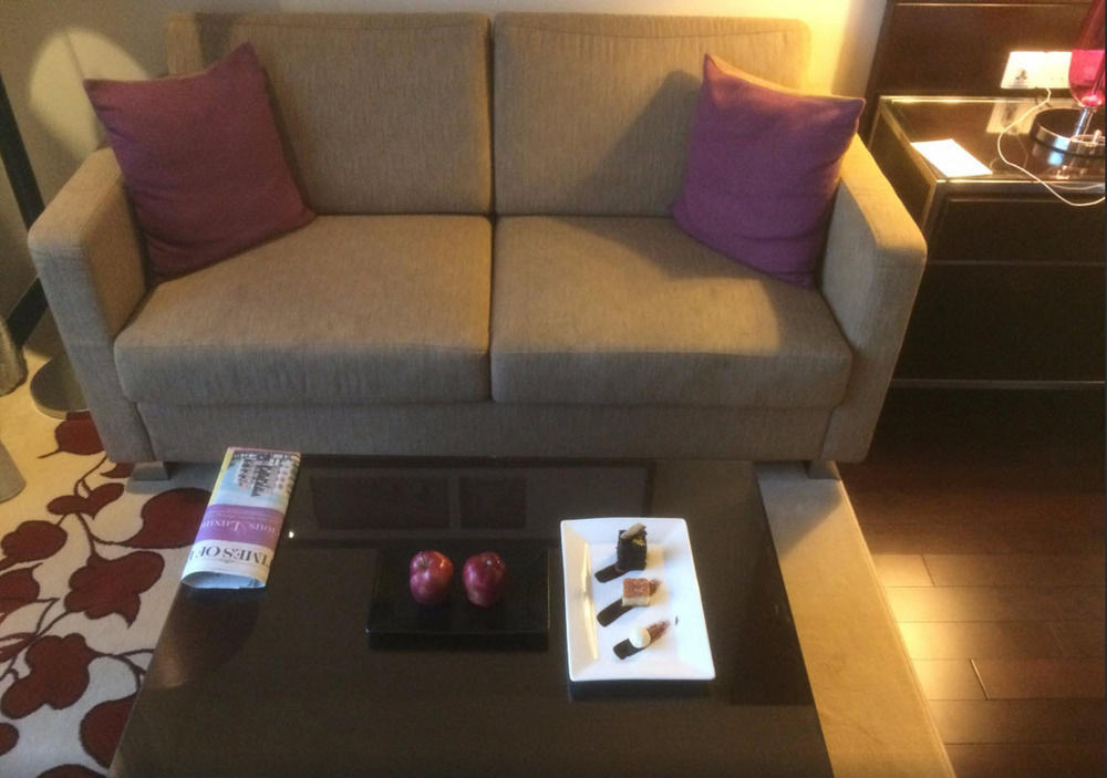 فندق جايبور ماريوت المظهر الخارجي الصورة A sofa in a hotel room
