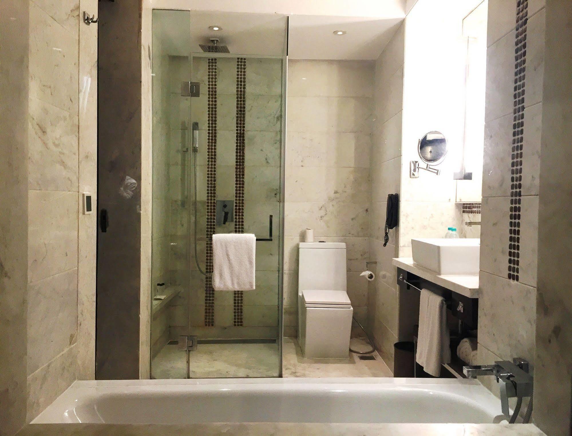 فندق جايبور ماريوت المظهر الخارجي الصورة A bathroom with a shower enclosure and a bathtub