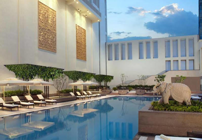 فندق جايبور ماريوت المظهر الخارجي الصورة The pool at the Taj Bengal